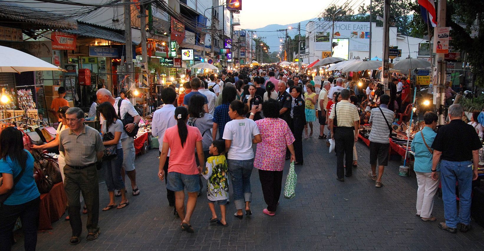 cheap things to do in Thailand - markets