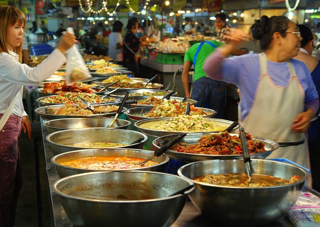 cheap things to do in Thailand - street food